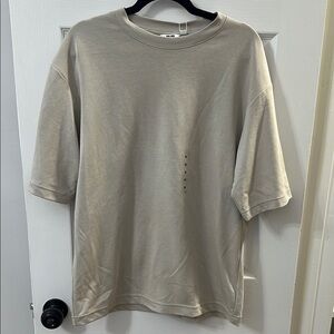Uniqlo Men's Light Gray Short Sleeve Tee